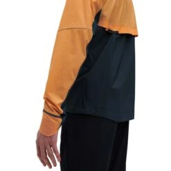 On | Men's Weather Jacket -sportswear 104.00760 M On WeatherJacket sideonbody