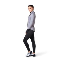 On | Women's Weather Shirt -sportswear 20300077 F onrunning weathershirt modelside