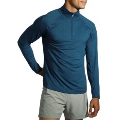 Brooks | Men's Dash 1/2 Zip - Heather Indigo Rush -sportswear 211298407 M Brooks Dash12zip frontonbody