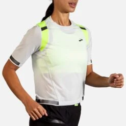 Brooks | Women's Carbonite Short Sleeve -sportswear 221495052 F brooks carboniteshortsleeve modelrun