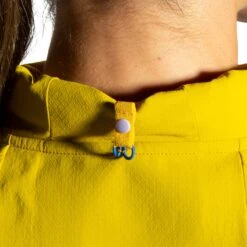 Brooks | Women's Canopy Jacket - Golden Hour -sportswear 221521362 W Brooks CanopyJacket backclose