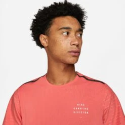 Nike | Men's Dri-Fit Run Division NV Rise 365 SS 13 Nike | Men's Dri-Fit Run Division NV Rise 365 SS -sportswear DD4851814 M nike dfrdnvrise365ss modelupper