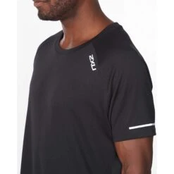 2XU | Men's Aero Tee - Black -sportswear MR6557ablksrf M aerotee detailfront