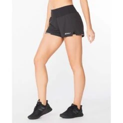 2XU | Women's Aero 2-in-1 3 Inch Short -sportswear WR6533BBLKSRF F 2xu aero2in13inshort modelside