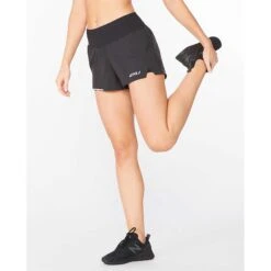 2XU | Women's Aero 2-in-1 3 Inch Short -sportswear WR6533BBLKSRF F 2xu aero2in13inshort modelstretch 1