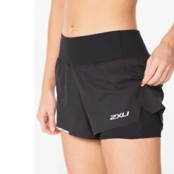2XU | Women's Aero 2-in-1 3 Inch Short -sportswear WR6533BBLKSRF F 2xu aero2in13inshort side 1